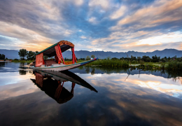 Arrival in Srinagar & Houseboat Check-in